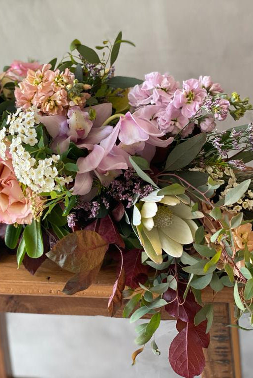 ramo de condolencias, orquideas, tonos rosados