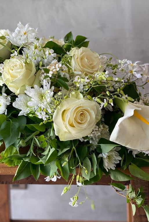 ramo de condolencias, rosas blancas, calas
