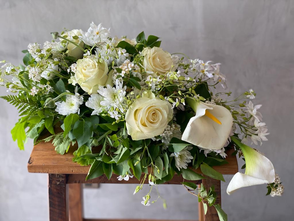 ramo de condolencias, rosas blancas, calas