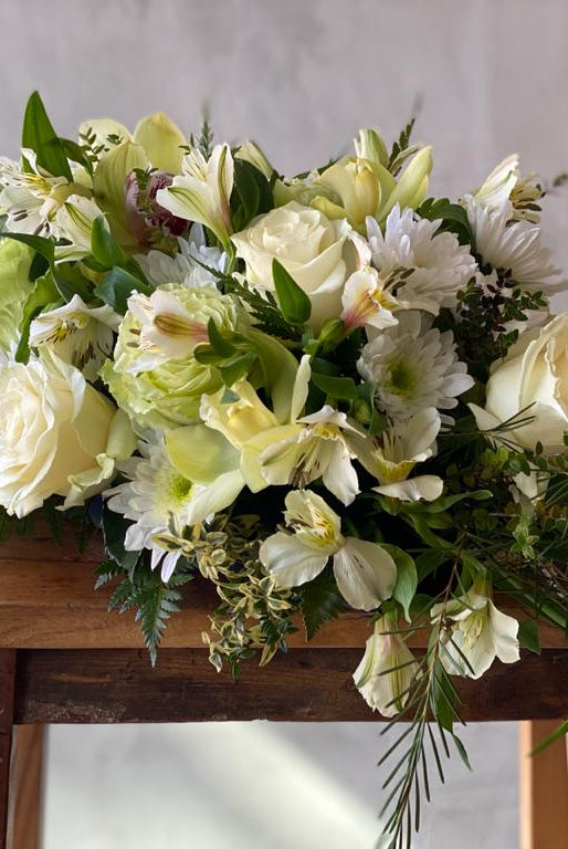 Ramo de condolencias, blanco, rosas, chrysanthemumas