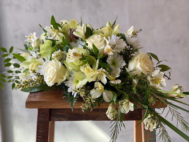 Ramo de condolencias, blanco, rosas, chrysanthemumas