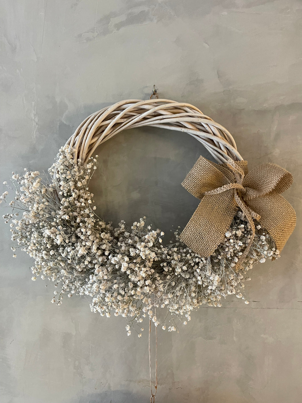 Corona decorativa con gypsophila blanca