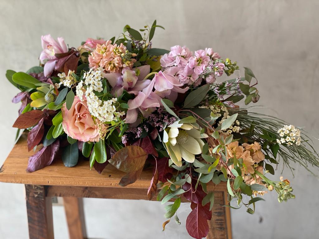 ramo de condolencias, orquideas, tonos rosados