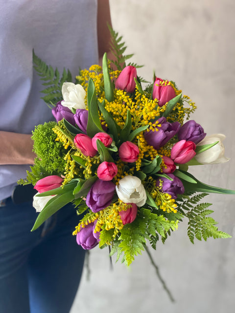 Centro de mesa alargado con rosas y flores de estación colores pastel