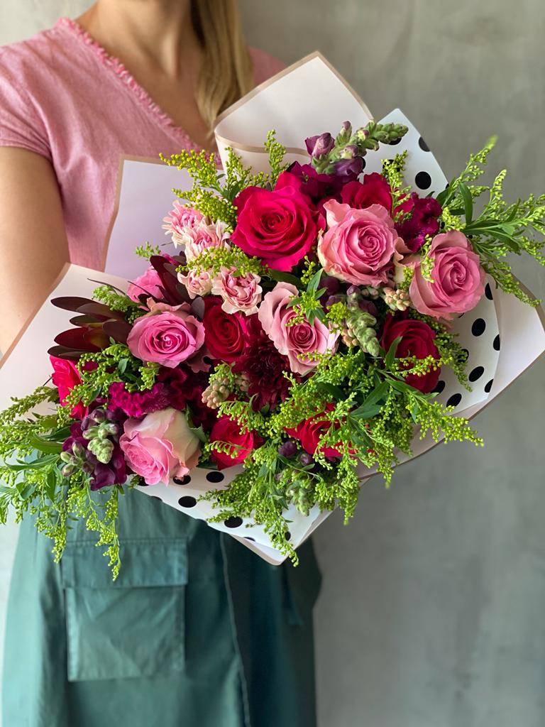 Ramo Anna con 18 rosas y flores de temporada