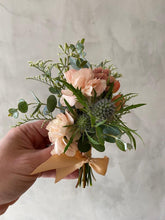 Cargar imagen en el visor de la galería, Boutonnier de flores frescas
