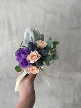 Cargar imagen en el visor de la galería, Boutonnier de flores frescas
